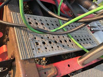 Freightliner Columbia 120 Deck Plate / Catwalk