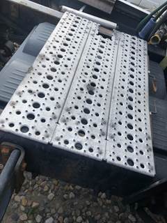 Freightliner Columbia 120 Deck Plate / Catwalk