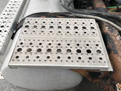 Freightliner Columbia 120 Deck Plate / Catwalk