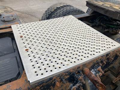 Freightliner Columbia 120 Deck Plate / Catwalk