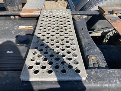 Freightliner Columbia 120 Deck Plate / Catwalk