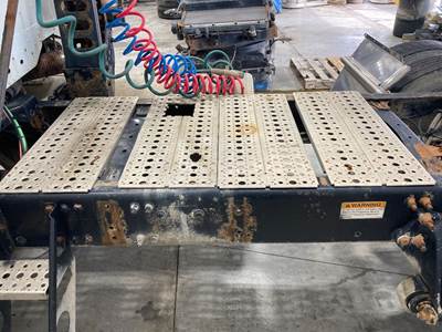 Freightliner Columbia 120 Deck Plate / Catwalk