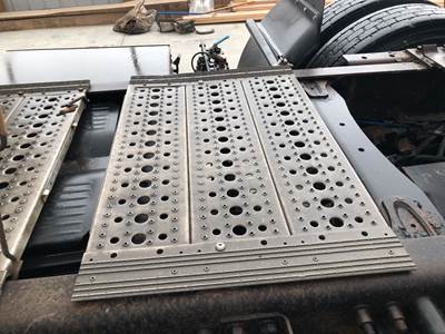 Freightliner Columbia 120 Deck Plate / Catwalk