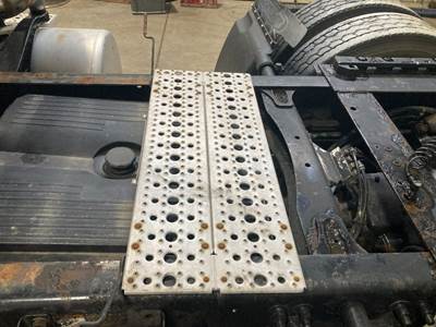 Freightliner Columbia 120 Deck Plate / Catwalk