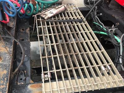 Freightliner Columbia 120 Deck Plate / Catwalk