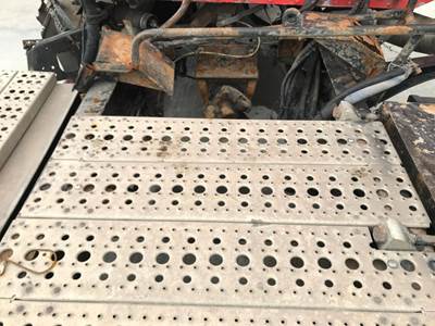 Freightliner Columbia 120 Deck Plate / Catwalk