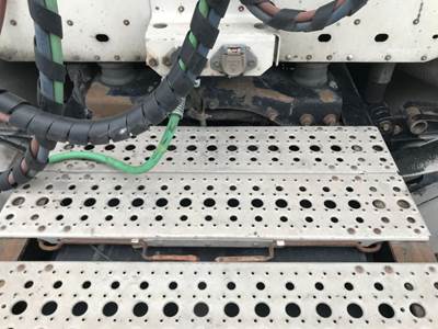 Freightliner Columbia 120 Deck Plate / Catwalk