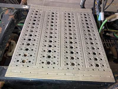 Freightliner Columbia 120 Deck Plate / Catwalk