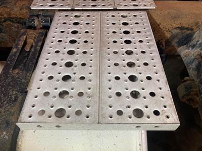 Freightliner Columbia 120 Deck Plate / Catwalk