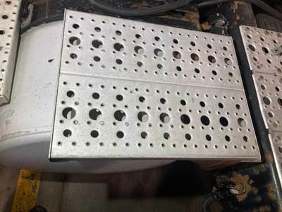 Freightliner Columbia 120 Deck Plate / Catwalk