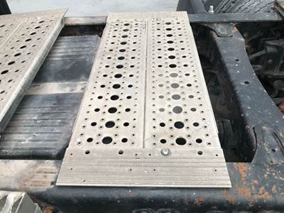 Freightliner Columbia 120 Deck Plate / Catwalk