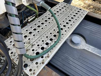 Freightliner Columbia 120 Deck Plate / Catwalk
