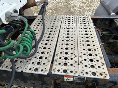 Freightliner Columbia 120 Deck Plate / Catwalk