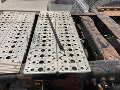 Freightliner Columbia 120 Deck Plate / Catwalk