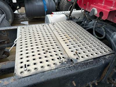 Freightliner Columbia 120 Deck Plate / Catwalk