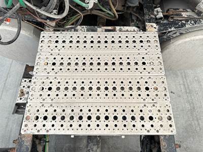 Freightliner Columbia 120 Deck Plate / Catwalk