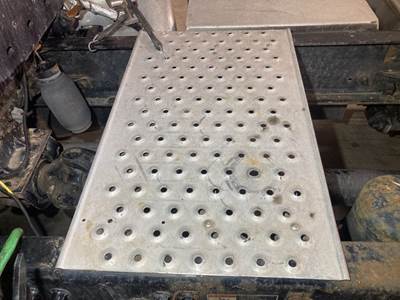 Freightliner Coronado 122 SD Deck Plate / Catwalk for a Freightliner 122SD