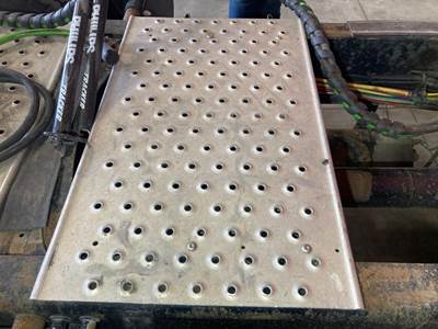 Freightliner Coronado 122 SD Deck Plate / Catwalk for a Freightliner 122SD