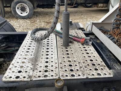 Freightliner Coronado 122 SD Deck Plate / Catwalk for a Freightliner 122SD