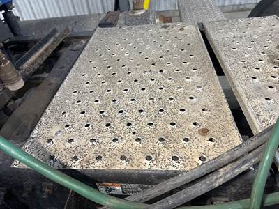Freightliner Coronado 122 SD Deck Plate / Catwalk for a Freightliner 122SD