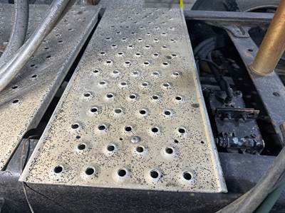Freightliner Coronado 122 SD Deck Plate / Catwalk for a Freightliner 122SD