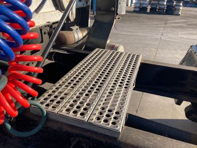 Freightliner FL112 Deck Plate / Catwalk