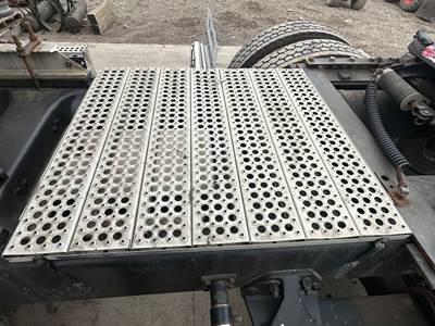 Freightliner FLC120 Deck Plate / Catwalk