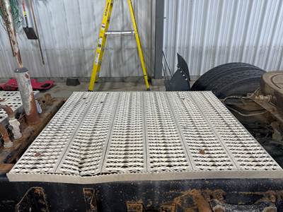 Freightliner FLD112 Deck Plate / Catwalk