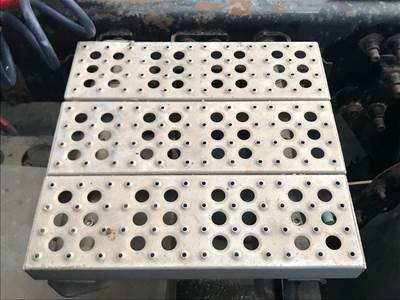 Freightliner FLD120 Deck Plate / Catwalk