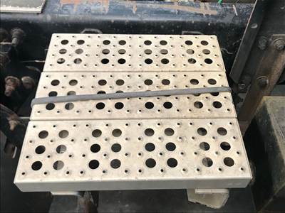 Freightliner FLD120 Deck Plate / Catwalk