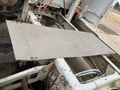 Freightliner FLD120 Deck Plate / Catwalk