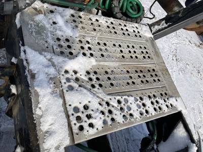 Freightliner FLD120 Deck Plate / Catwalk