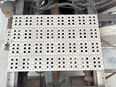 Freightliner FLD120 Deck Plate / Catwalk