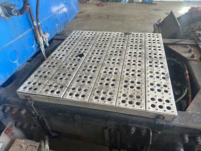 Freightliner FLD120 Deck Plate / Catwalk