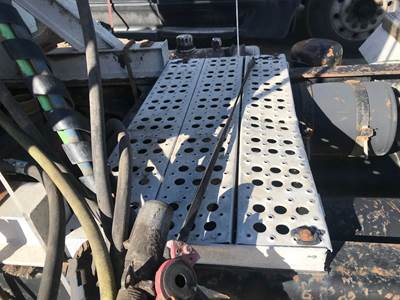 Freightliner FLD120SD Deck Plate / Catwalk for a Freightliner FLT