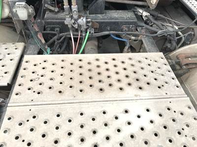 Freightliner M2 112 Deck Plate / Catwalk