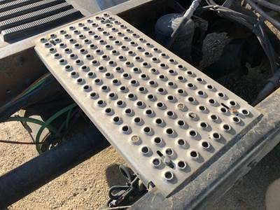 International 8600 Deck Plate / Catwalk
