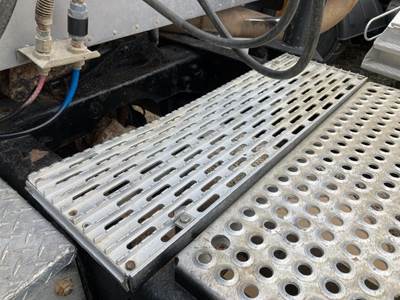 International 9200 Deck Plate / Catwalk