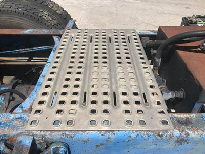 International 9300 Deck Plate / Catwalk