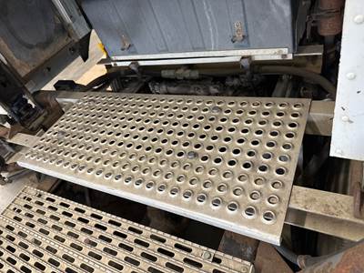 International 9700 Deck Plate / Catwalk