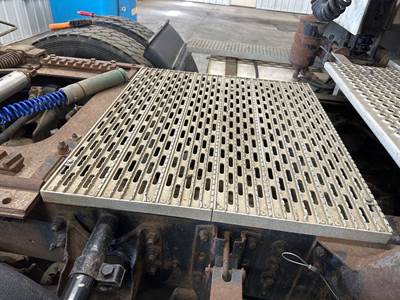 International 9700 Deck Plate / Catwalk