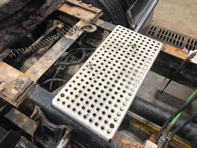 International 9900 Deck Plate / Catwalk