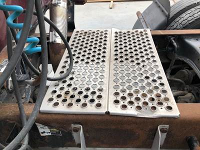 Kenworth T2000 Deck Plate / Catwalk