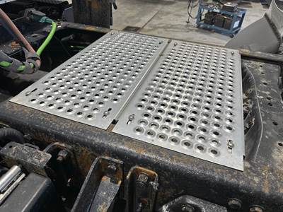 Kenworth T440 Deck Plate / Catwalk