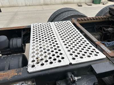 Kenworth T600 Deck Plate / Catwalk