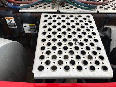 Kenworth T660 Deck Plate / Catwalk