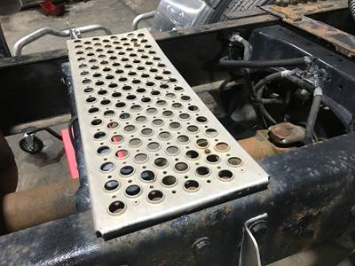 Kenworth T660 Deck Plate / Catwalk