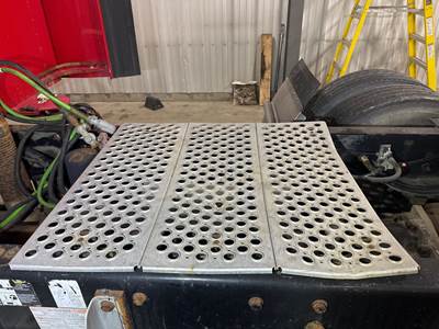 Kenworth T660 Deck Plate / Catwalk