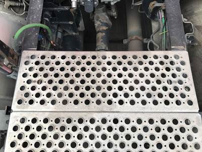 Kenworth T660 Deck Plate / Catwalk