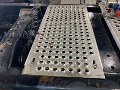 Kenworth T680 Deck Plate / Catwalk